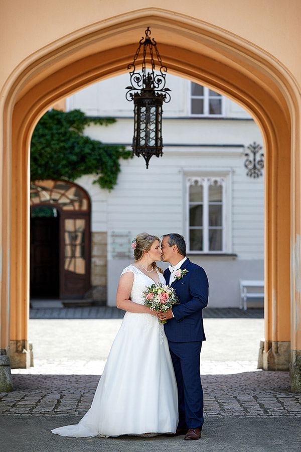 Svatební fotograf Lednice - focení novomanželského páru v areálu  zámku